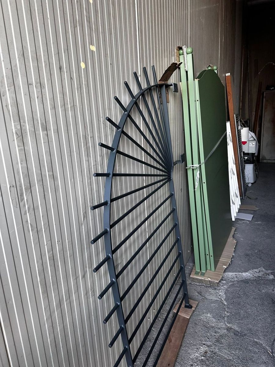 Cancello ad arco con raggiera, verniciato antracite