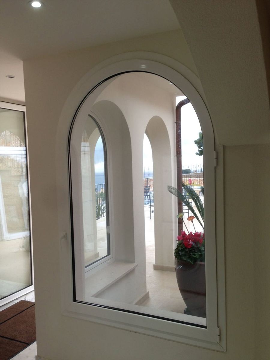 Finestra ad arco su misura