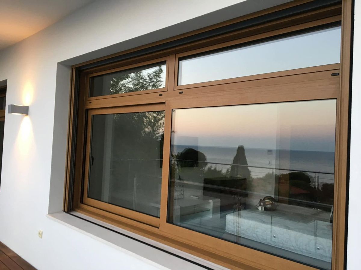 Finestra scorrevole effetto legno con sopraluce