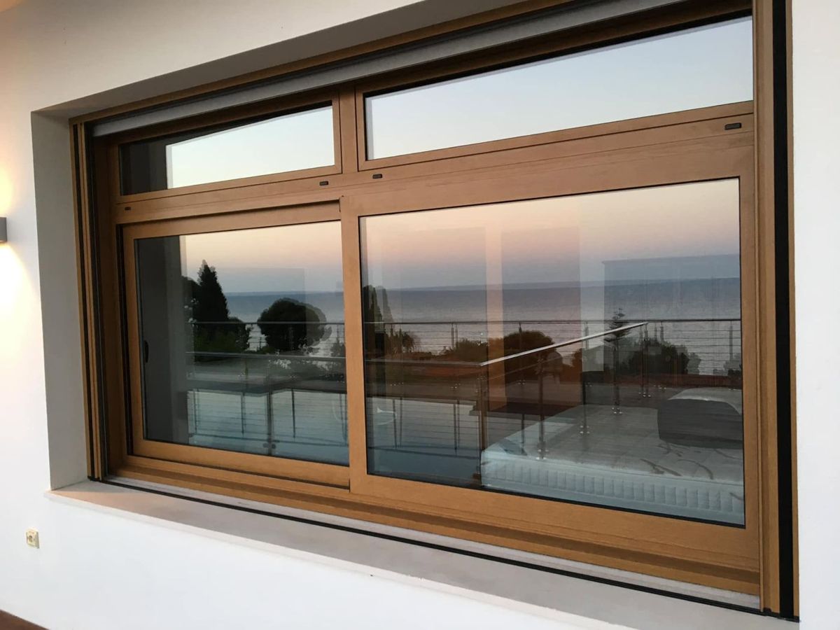 Finestra scorrevole effetto legno con vista mare