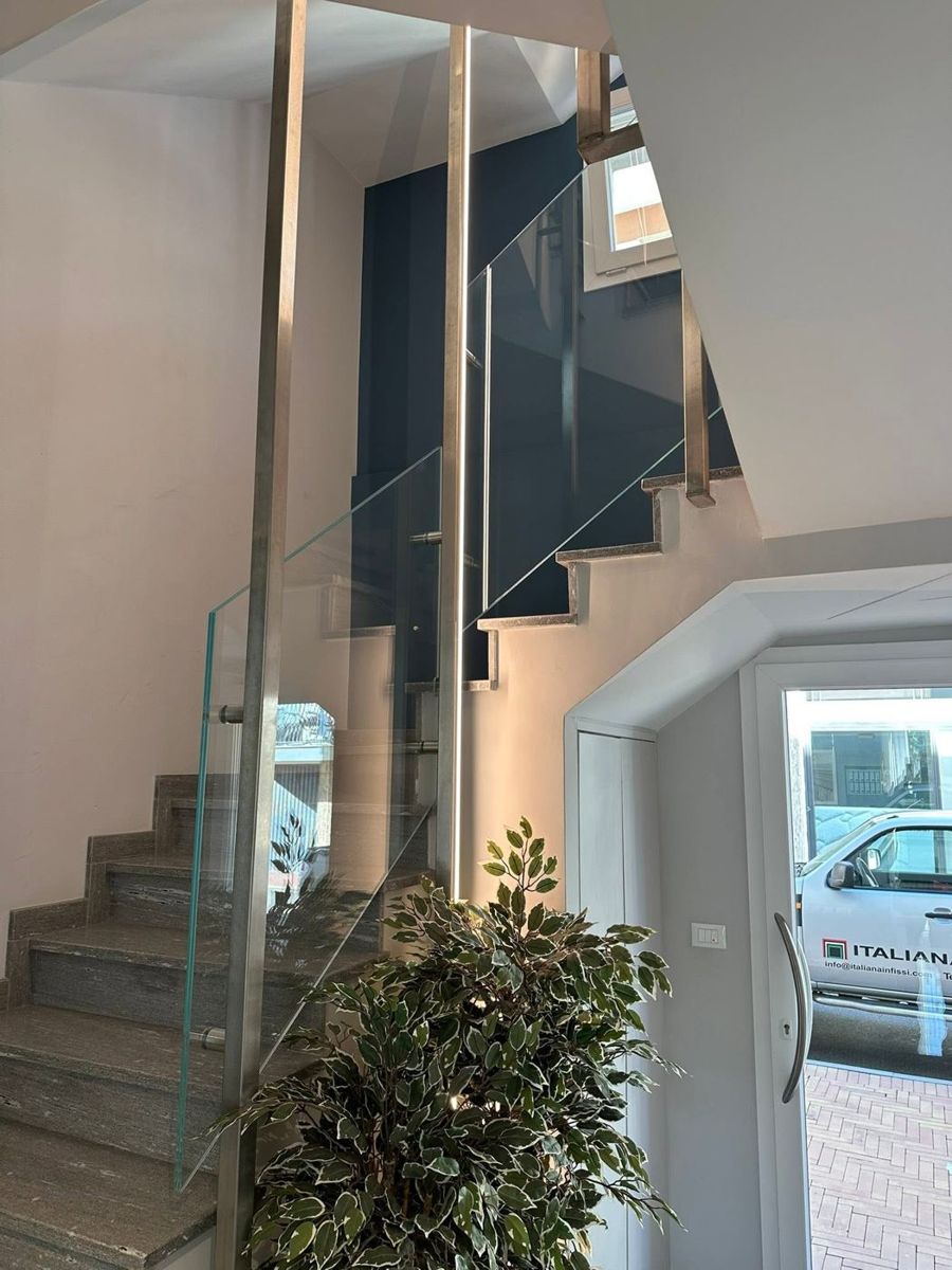 Parapetto in vetro e inox nell'ingresso del palazzo