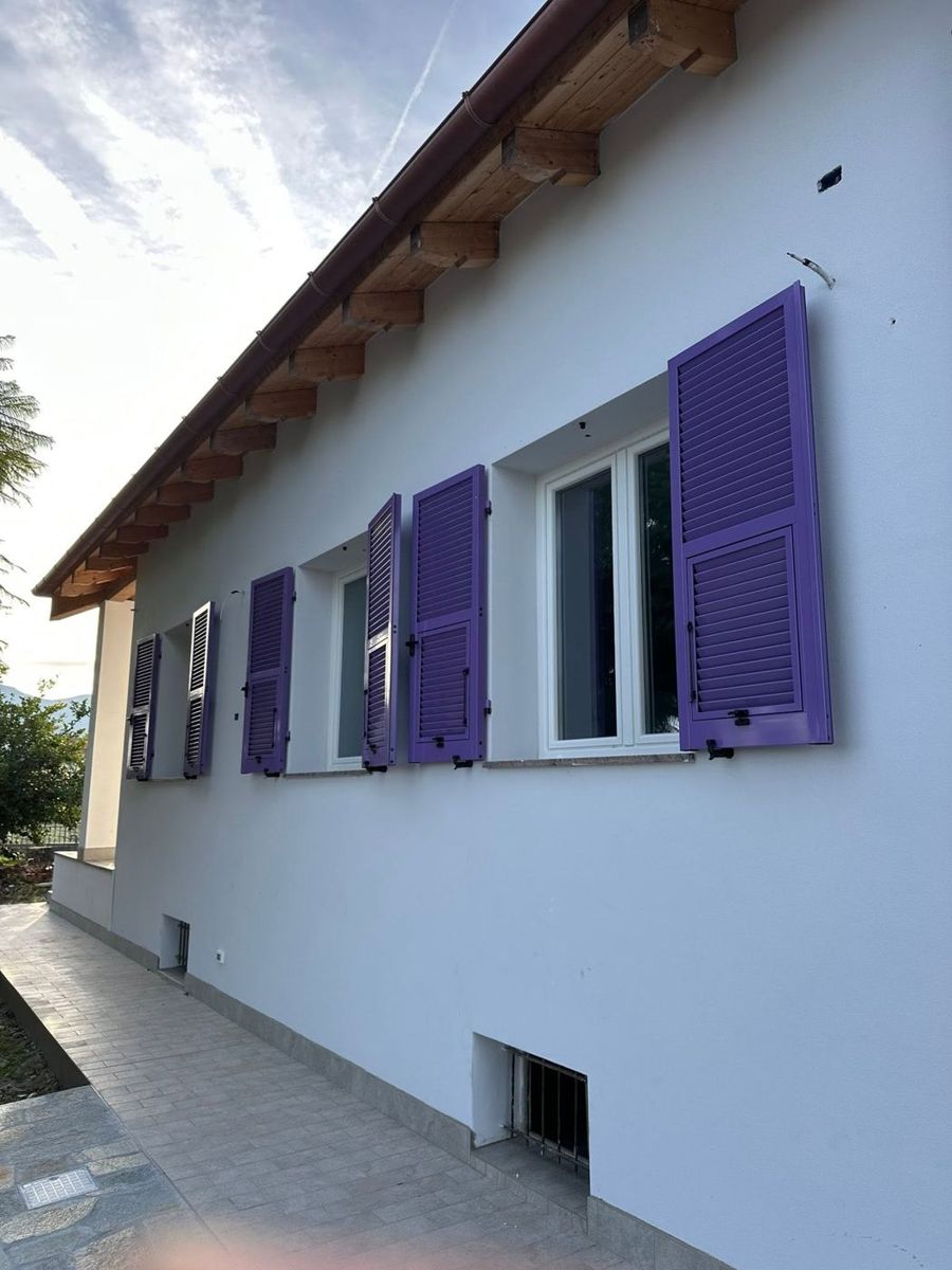 Persiane in alluminio su una villa nuova