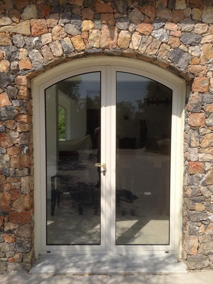 Portafinestra ad arco in una casa in pietra