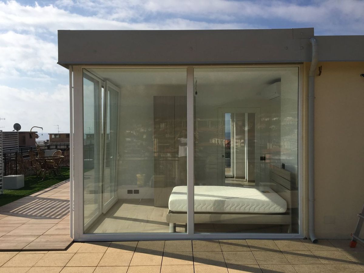 Stanza vetrata sul terrazzo
