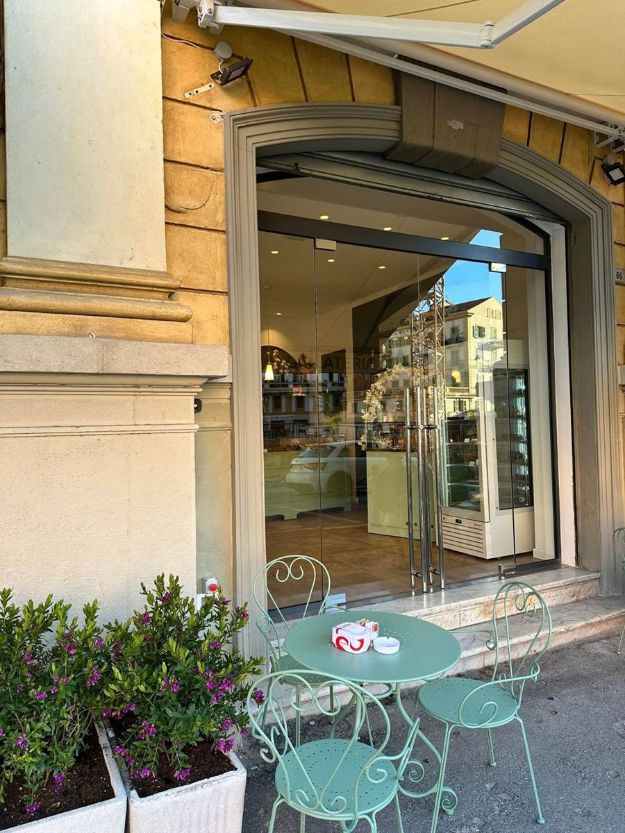 Vetrina con porte in vetro per un locale